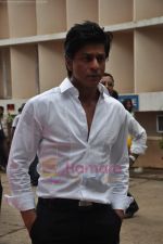 Shahrukh Khan snapped at Mehboob in Bndra, Mumbai on 28th July 2011 (18).JPG